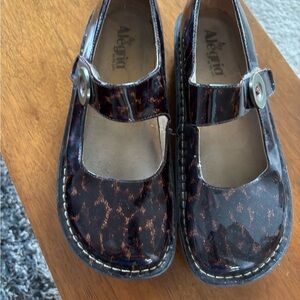 Alegria Women's Shiny Black and Brown Mules